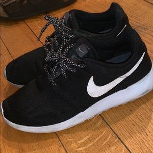Black Nike Roshe Runs